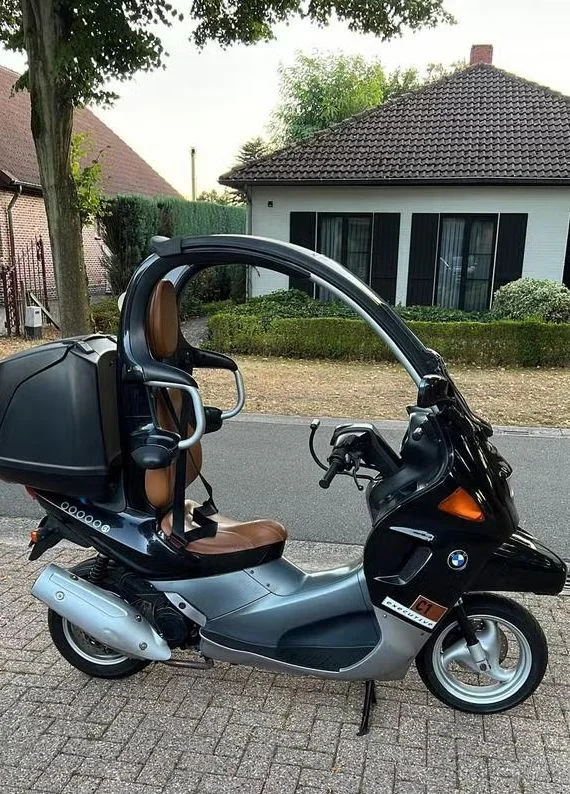 BMW C1, 2002 — scooter met dak en veiligheidsframe.